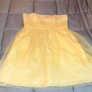 David’s Bridal strapless organza dress in yellow. Size 16.